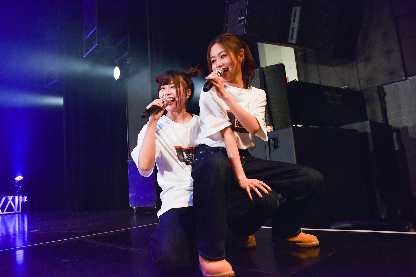 hinako（左）の膝に乗るhime（右）。