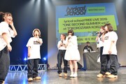 lyrical schoolのフリーライブと自分のワンマンライブの日程が重なってしまい困る原田珠々華（中央）。