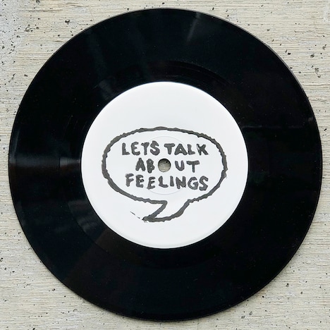 ハンドスタンプ仕様の「Let's talk about feelings」アナログ盤面。