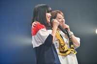 肩を抱き合うyuu（左）とrisano（右）。