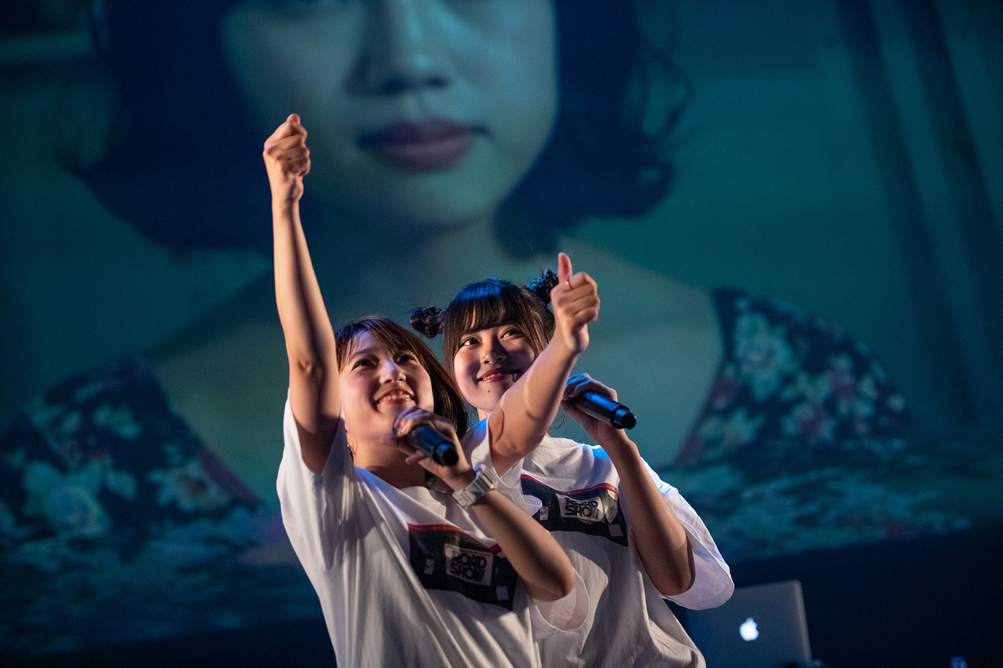 「LAST DANCE」のMVに合わせて踊るrisano（左）とhinako（右）。