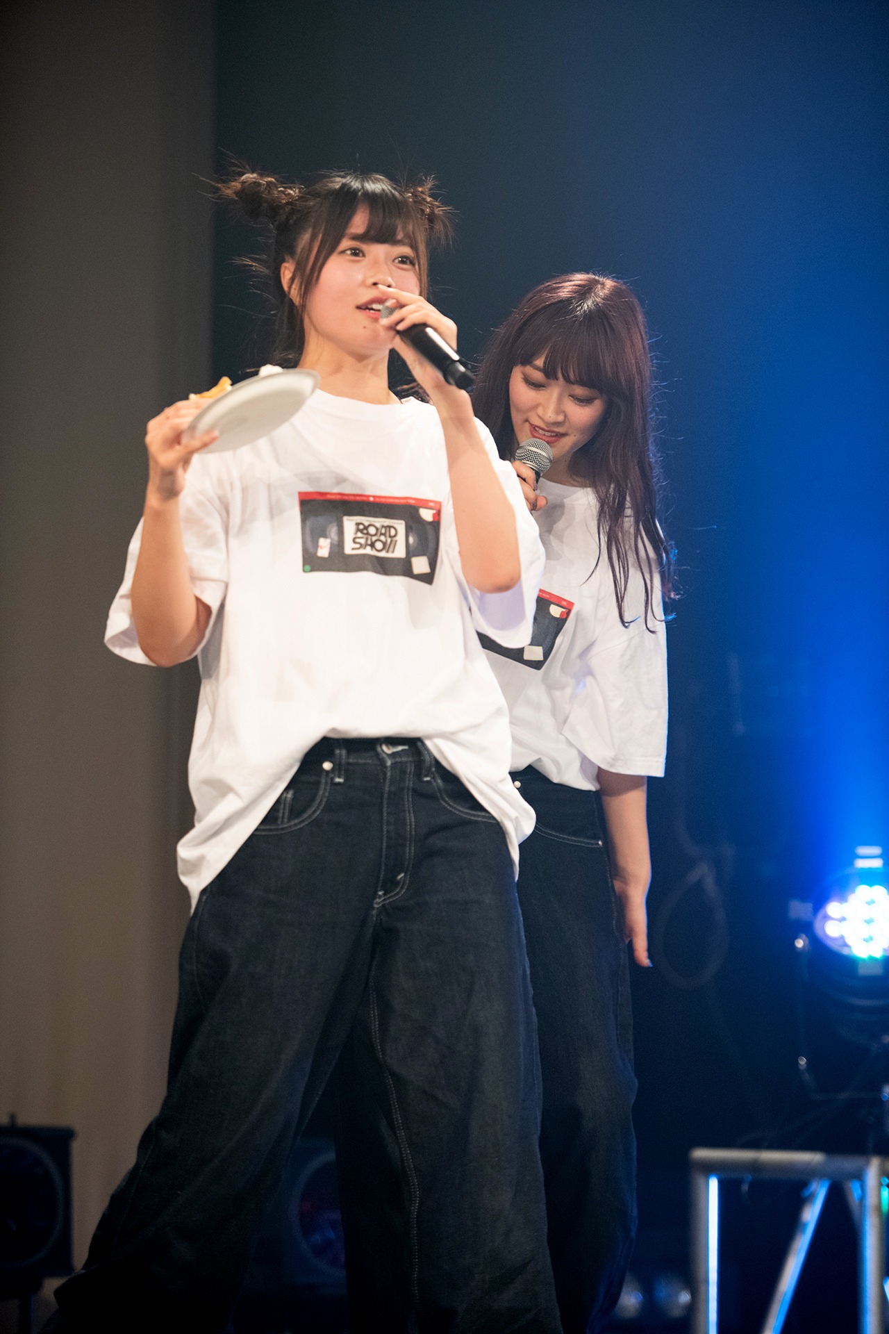 minan（右）のジーンズを履いていることを指摘されるhinako（左）。