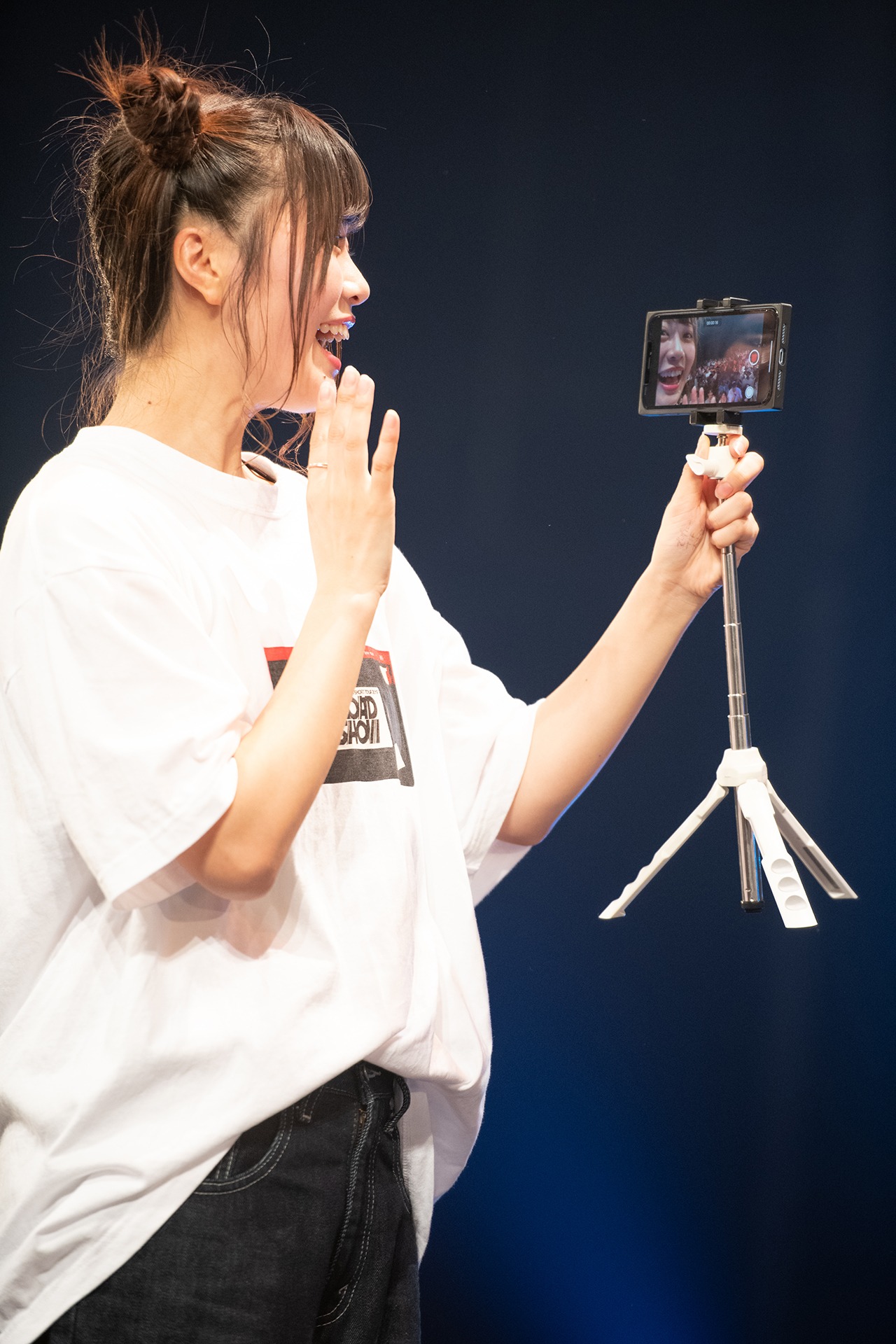 LINE LIVE配信の視聴者にアピールするhinako。