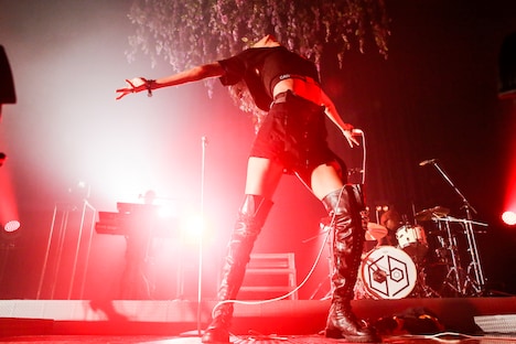 アヴちゃん（Vo）（撮影：森好弘）