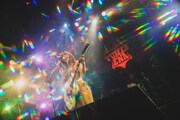 藤田恵名ワンマンライブ「BIKINI RIOT」の様子。（写真提供：キングレコード）