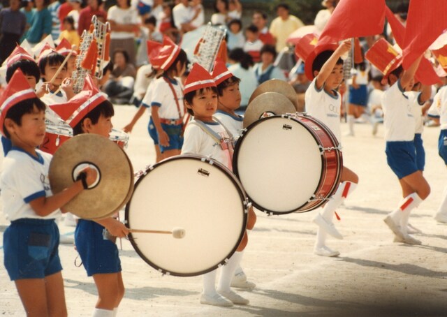 幼少期の写真。写真中央の大太鼓を叩いている少年が鳥居。（写真提供：鳥居洋介）