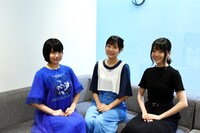 左から的場華鈴（虹のコンキスタドール）、もふくちゃん、鶴見萌（虹のコンキスタドール）。