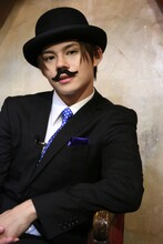 腹話術師に扮したカイ。