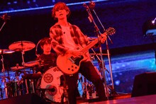 左から升秀夫（Dr）、藤原基央（Vo, G）。（撮影：古溪一道）