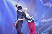 人気画像10位は「BUMP OF CHICKEN最新アルバムツアーが埼玉で開幕『曲がようやく完成した思い』」より、増川弘明（G）と直井由文（B）。（撮影：古溪一道）