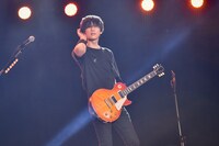 人気画像9位は「BUMP OF CHICKEN最新アルバムツアーが埼玉で開幕『曲がようやく完成した思い』」より、増川弘明（G）（撮影：古溪一道）