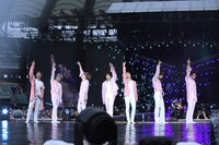 人気画像4位は「BTS、ファンと幸せな思い出を作った雨のエコパスタジアムライブ」より、「BTS WORLD TOUR 'LOVE YOURSELF: SPEAK YOURSELF' -JAPAN EDITION」エコパスタジアム公演の様子。（写真提供：Big Hit Entertainment）