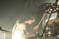 山本晃紀（Dr）（Photo by Saru）