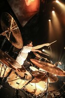 山本晃紀（Dr）（Photo by Saru）