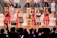 まこと（中央）（写真提供：アップフロントグループ）