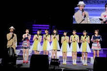 左からMCのまこと、山木梨沙（カントリー・ガールズ）、北川莉央（モーニング娘。）、岡村ほまれ（モーニング娘。）、山崎愛生（モーニング娘。）、橋迫鈴（アンジュルム）、工藤由愛（Juice=Juice）、松永里愛（Juice=Juice）、小関舞（カントリー・ガールズ）。（写真提供：アップフロントグループ）