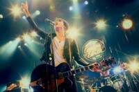 「a flood of circle Tour“CENTER OF THE EARTH”～アーユーハイテンション？～」東京・マイナビBLITZ赤坂公演の様子。（撮影：新保勇樹）