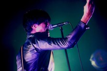 佐々木亮介（Vo, G）（撮影：新保勇樹）