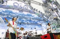 「WANIMA × S2O JAPAN Good Job!! Release Party～カオス!! ギネス!? 日本初!!～ in 幕張海浜公園」の様子。（撮影：瀧本JON...行秀）