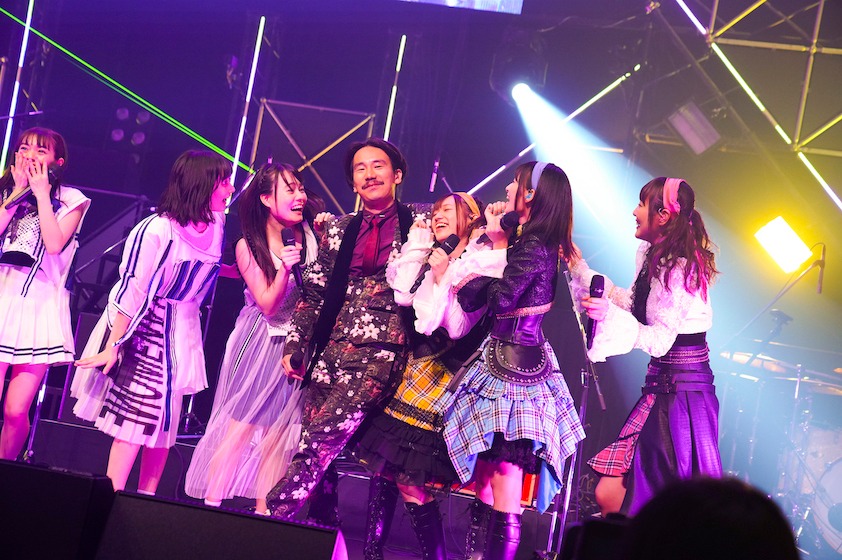 イヤホンズ×内藤るな・高井千帆・平瀬美里×清竜人（写真提供：キングレコード）