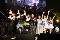 イヤホンズ×内藤るな・高井千帆・平瀬美里×清竜人（写真提供：キングレコード）