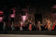 トルコ共和国のアスペンドス古代遺跡でライブを行う私立恵比寿中学。