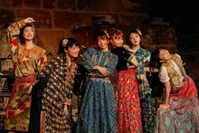 トルコ共和国のアスペンドス古代遺跡でライブを行う私立恵比寿中学。