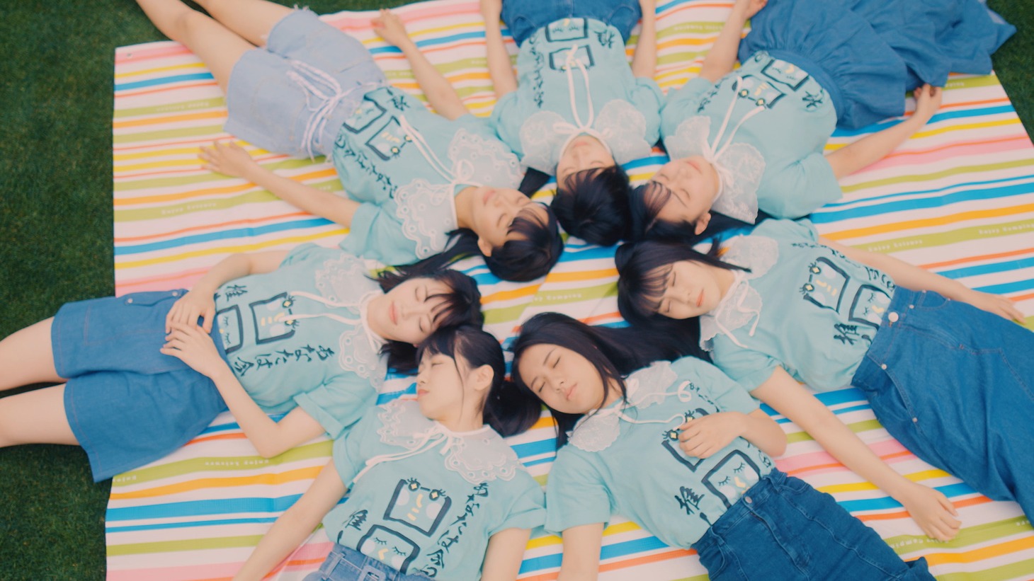 勝手に！四国観光大使「海の色を知っているか？」ミュージックビデオのワンシーン。(c)STU / KING RECORDS