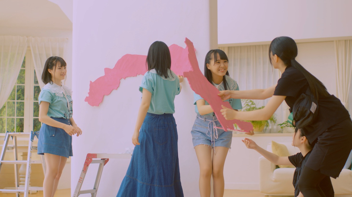 勝手に！四国観光大使「海の色を知っているか？」ミュージックビデオのワンシーン。(c)STU / KING RECORDS