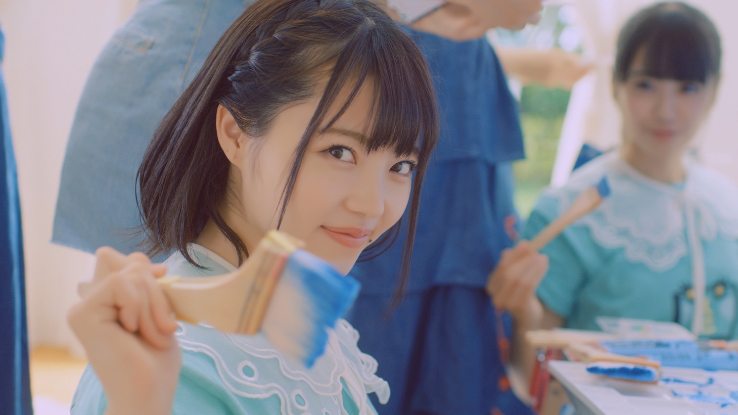 勝手に！四国観光大使「海の色を知っているか？」ミュージックビデオのワンシーン。(c)STU / KING RECORDS