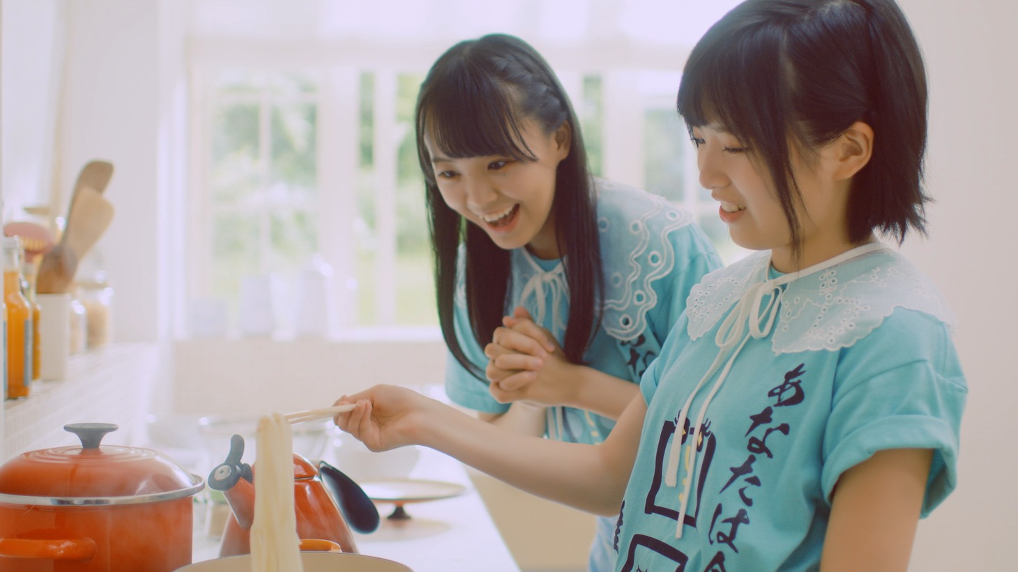 勝手に！四国観光大使「海の色を知っているか？」ミュージックビデオのワンシーン。(c)STU / KING RECORDS