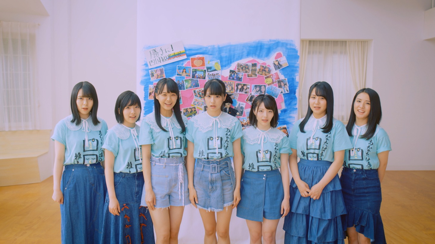 勝手に！四国観光大使「海の色を知っているか？」ミュージックビデオのワンシーン。(c)STU / KING RECORDS