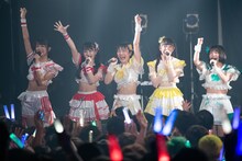 虹のコンキスタドール「虹コン5周年Anniversary LIVE～今年もあなたと過ごすサマー！～」Yokohama Bay Hall公演の様子。