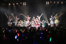虹のコンキスタドール「虹コン5周年Anniversary LIVE～今年もあなたと過ごすサマー！～」Yokohama Bay Hall公演の様子。