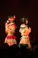 背中合わせで歌う虹コン1期メンバーの中村朱里（左）と根本凪（右）。