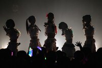 虹のコンキスタドール「虹コン5周年Anniversary LIVE～今年もあなたと過ごすサマー！～」Yokohama Bay Hall公演の様子。