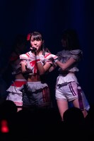 「電光石火、夏花火。」のイントロでアカペラを披露する清水理子。