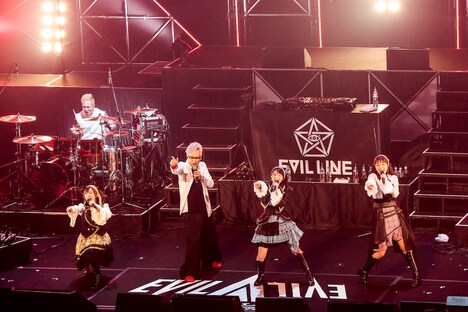 特撮×イヤホンズ(写真提供:キングレコード)