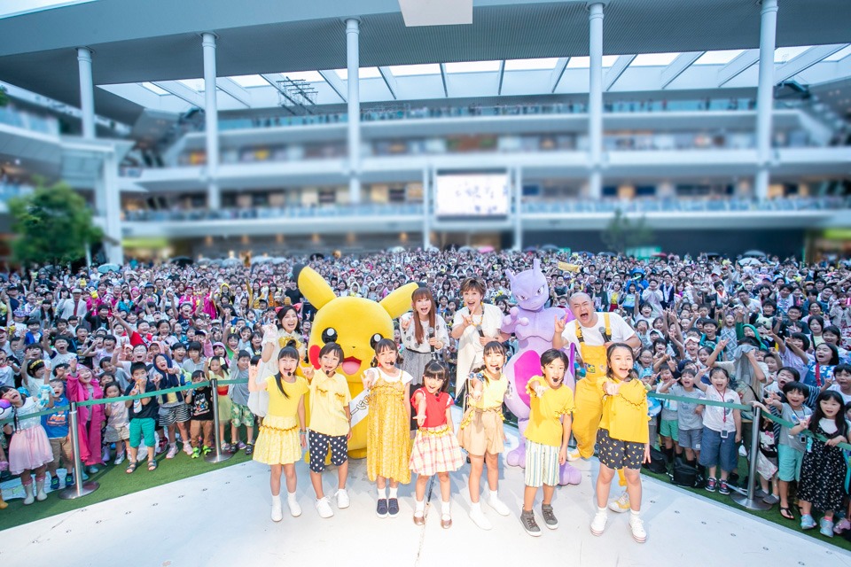小林幸子＆中川翔子「『風といっしょに』発売記念『&mall』presents ＜ポケだちツアー＞」最終公演の様子。