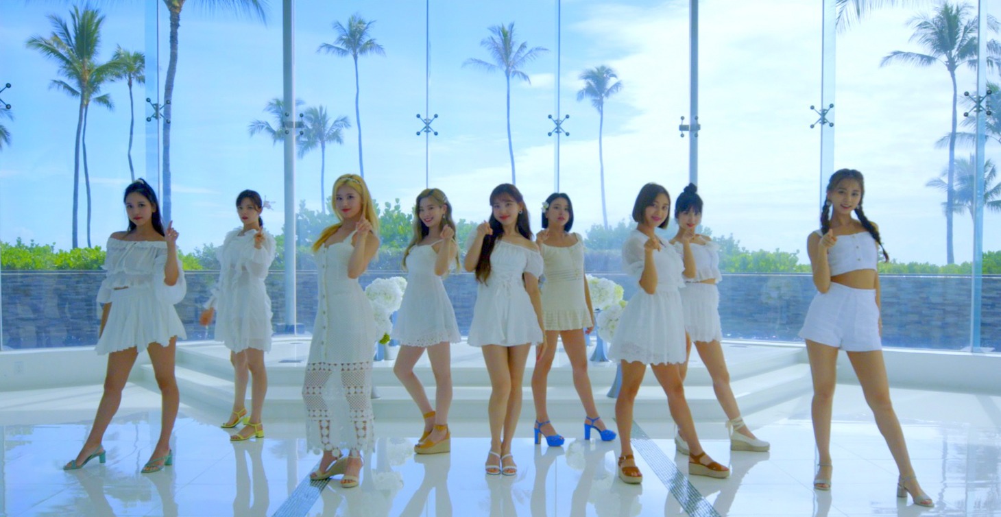 TWICE「HAPPY HAPPY Dance Making Video In Hawaii」のワンシーン。
