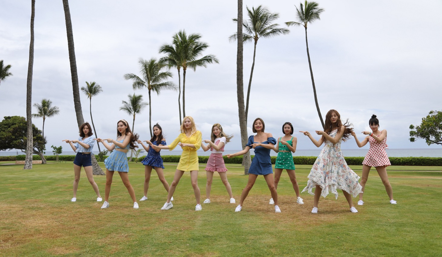 TWICE「HAPPY HAPPY Dance Making Video In Hawaii」のワンシーン。