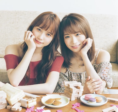 「CanCam」9月号紙面より加藤史帆（日向坂46）と秋元真夏（乃木坂46）。