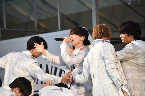 「かすかに、君だった。」のパフォーマンスの様子。