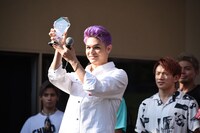 トロフィーを持つ与那嶺瑠唯。