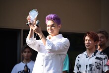 トロフィーを持つ与那嶺瑠唯。