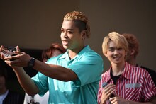 トロフィーを持つLIKIYA。