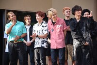 優勝者へエールを送るLIKIYA、藤原樹、浦川翔平、吉野北人、龍、川村壱馬、後藤拓磨。