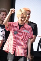 山本彰吾が2014年の「武者修行」について語っているときの吉野北人。