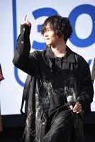 山本彰吾が2014年の「武者修行」について語っているときの川村壱馬。