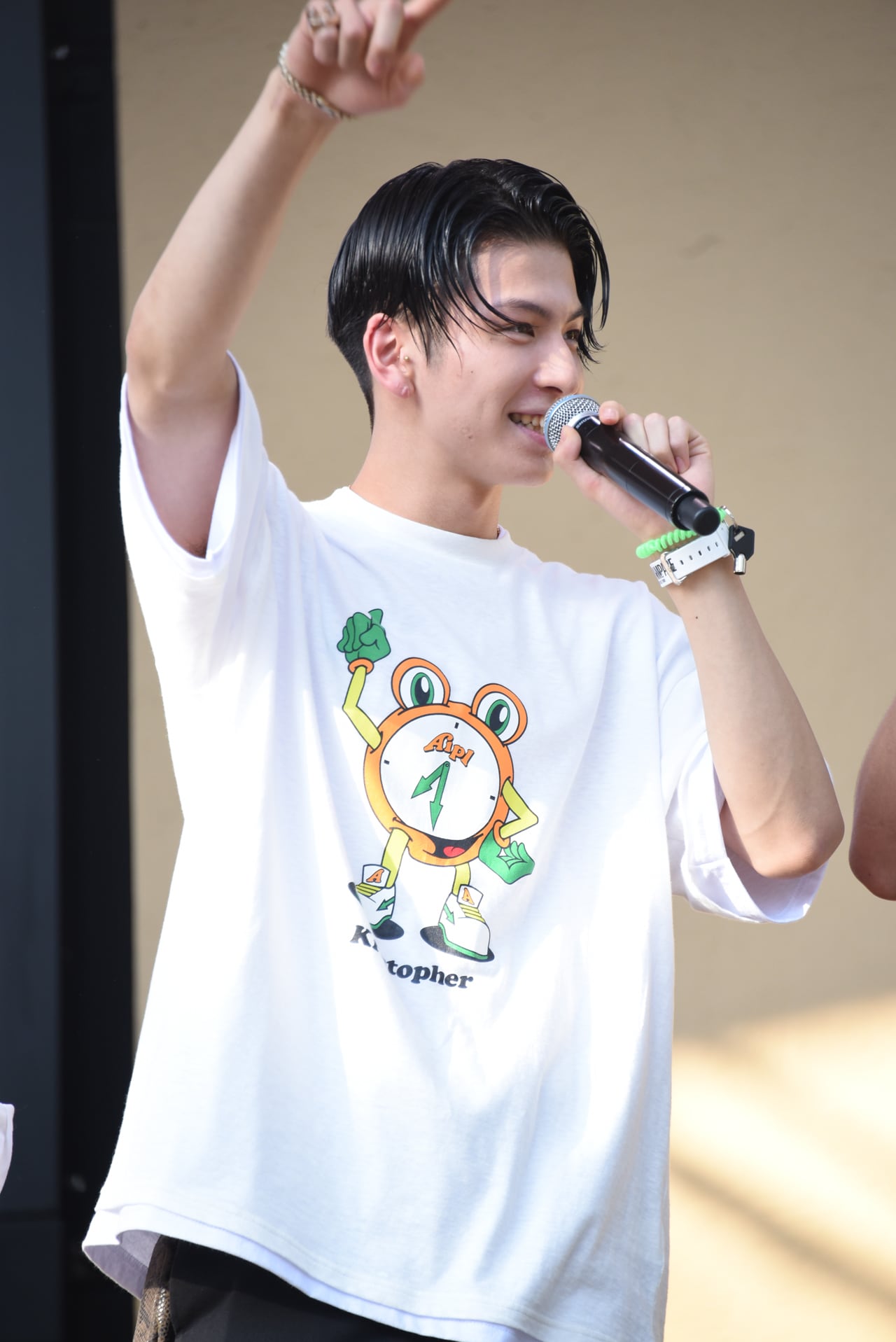 皆さんと旅行に行きたいです！」と手を挙げる長谷川慎。 - THE RAMPAGE